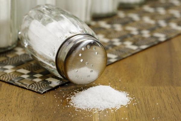 بلاهای خطرناکی که خوردن نمک زیاد بر سرتان می آورد